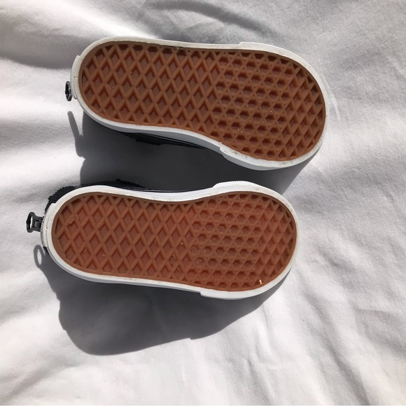Toddler VANS Off the Wall. Size 5 - Picture 3 of 7